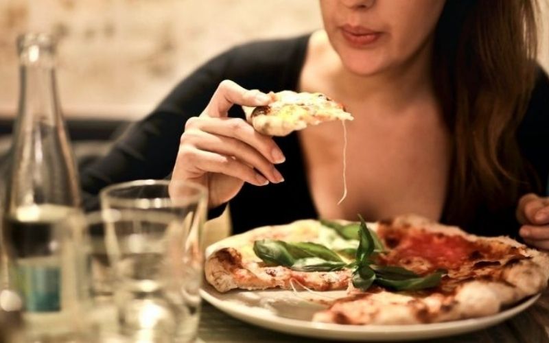 A túlevés pszichológiája: miért eszünk többet, mint kellene? Minden az érzelmi evésről!