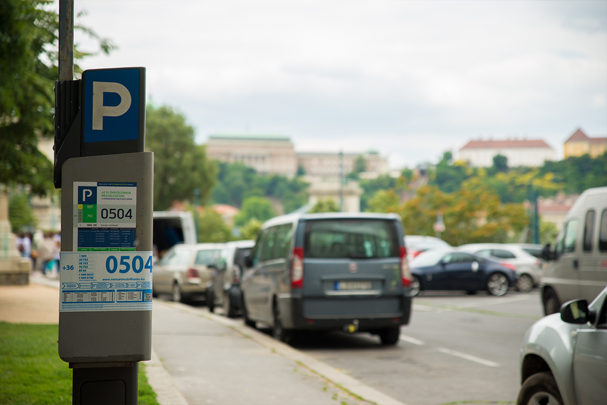 Parkolás a nagyvárosokban: szabályok, bírságok és digitális megoldások